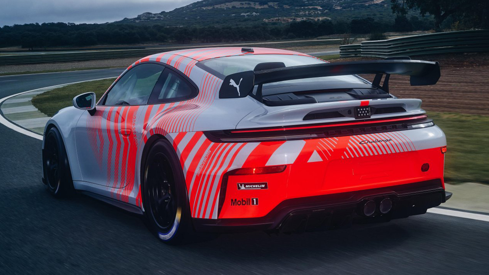 Στην καρδιά της 911 Challenge βρίσκεται ένας 4λιτρος εξακύλινδρος boxer κινητήρας, ο οποίος αποδίδει 515 άλογα.